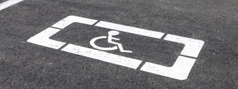 Разметка на асфальте парковочного места для инвалидов